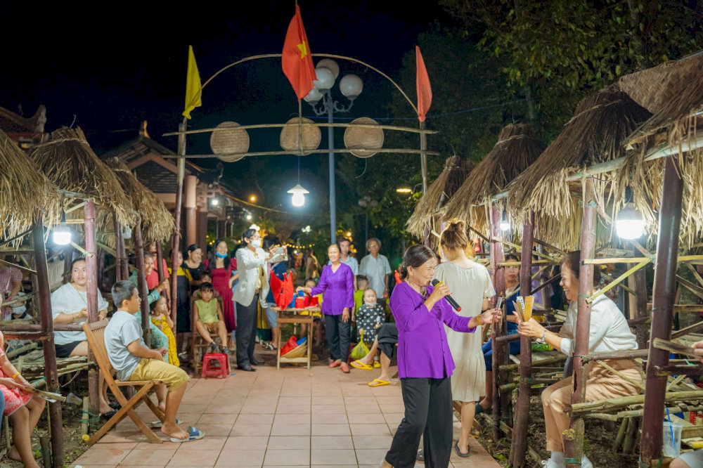 Whether you’re in the mood for shopping or trying new foods, the Hue Night Market offers a fun and vibrant atmosphere, making it one of the best places to experience the local culture and cuisine